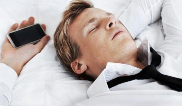 Ngủ gần điện thoại là một thói quen tệ hại, bởi nó phá hỏng giấc ngủ và về lâu dài có thể gây ra các rối loạn giấc ngủ và thậm chí tăng nguy cơ ung thư.