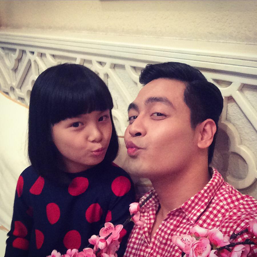 MC Phan Anh và con gái chu môi nhí nhảnh để selfie: 'Nhà Phan Bo xin thông báo: Tết sắp đến rồi'.
