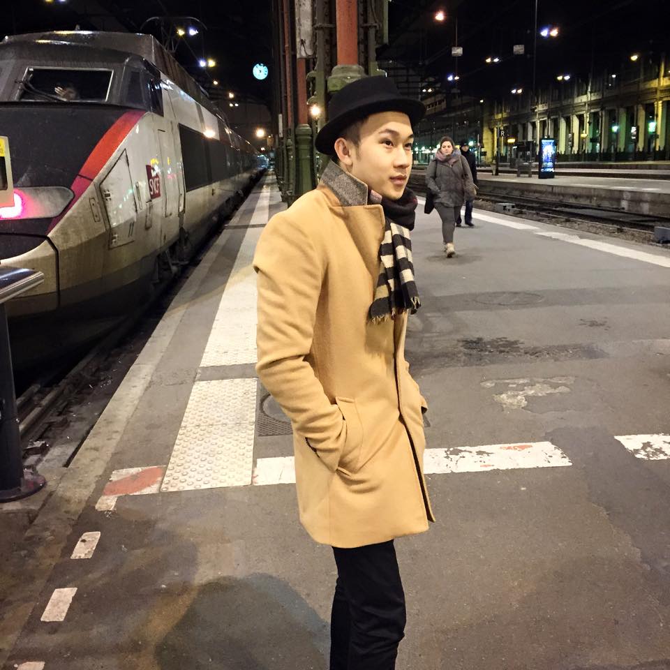Dương Triệu Vũ một mình đi dạo trên đường phố Paris.