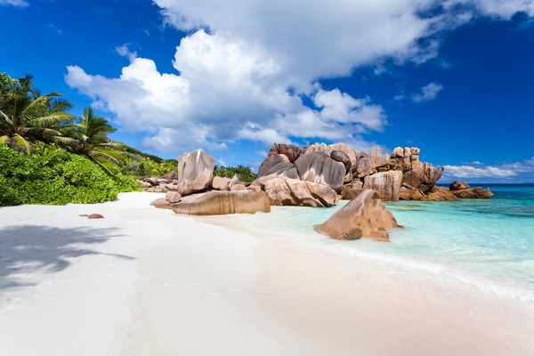 Tuy chỉ có diện tích vỏn vẹn 10km vuông nhưng La Digue được biết đến là một đảo đá dốc - một trong những hòn đảo đẹp và nổi tiếng trong quốc đảo Seychelles.