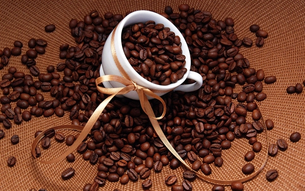 Nhai hạt cà phê hàng ngày có thể giúp người thừa cân giảm gần 8kg trọng lượng cơ thể và 16% lượng mỡ chỉ trong 22 tuần.