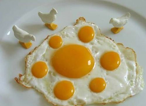 Trứng là sự lựa chọn đơn giản và nhanh chóng nhất cung cấp cho bạn chất đạm cần thiết để khởi đầu một ngày mới. Đặc biệt, lòng đỏ trứng đóng vai trò quan trọng trong việc chuyển hóa các protein bổ dưỡng.