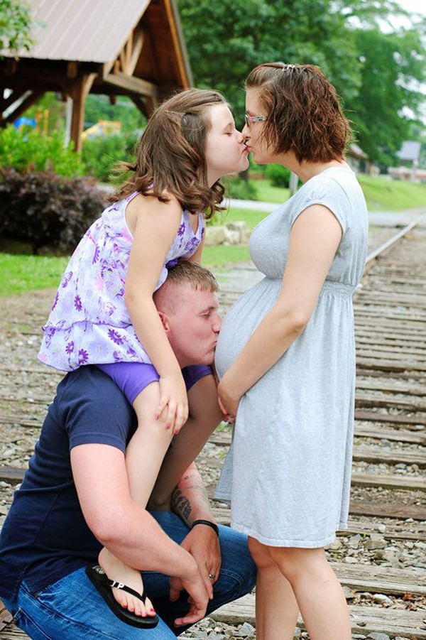 Những nụ hôn ngọt ngào các thành viên trong gia đình trao cho nhau hạnh phúc biết bao.