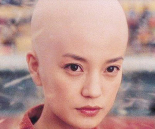 Trong 'Đôi bóng Thiếu Lâm', Triệu Vy cũng 'xuống tóc'.