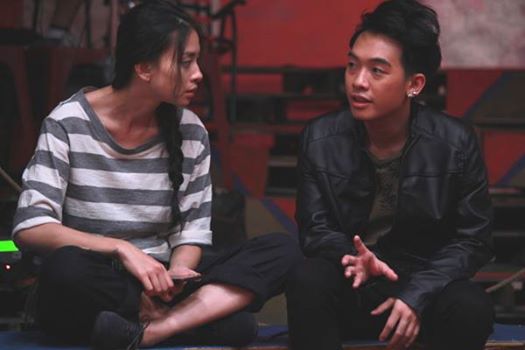 Ngô Thanh Vân và Phở đặc biệt ngồi trao đổi kịch bản trong hậu trường đóng phim Tết.