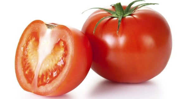 Cà chua -  dù ăn đến 1kg cà chua, bạn chỉ nạp chưa đến 18 calo. Có thể là khó tin nhưng đó là sự thật. Đó là lý do tại sao cà chua có thể giúp giảm cân.