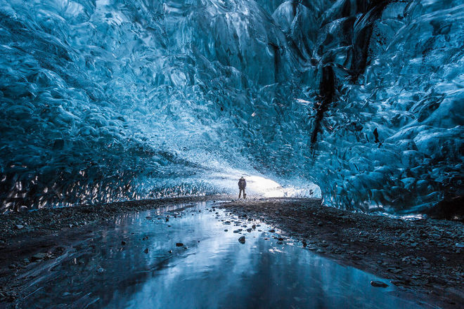 Bạn sẽ có cảm giác như đang lạc bước vào xứ sở thần tiên khi đến hang động trong sông băng Vatnajokull ở phía nam Iceland.