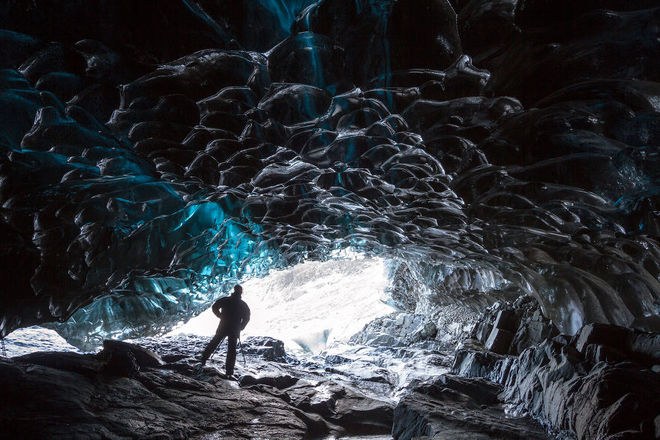Thám hiểm dọc hang động băng là thách thức thú vị cho các nhà nghiên cứu.