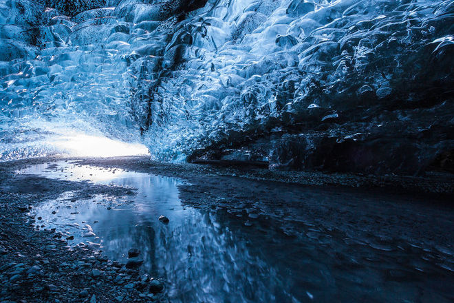Khi có tia sáng chiếu xuống bề mặt, động băng trở nên đẹp lung linh với ánh sáng xanh ngọc.