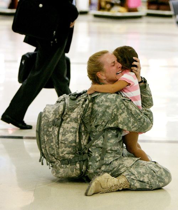 Nữ binh sĩ Terri Gurrola khi được đoàn tụ với con gái mình sau thời gian phục vụ tại Iraq.