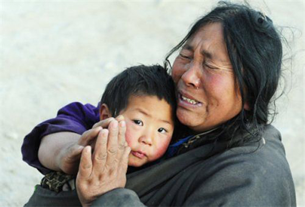 Em bé Tây Tạng bình yên trong vòng tay mẹ, dù mẹ em rất lo lắng tìm miếng cơm ở khu vực 'siêu nghèo' của Trung Quốc.