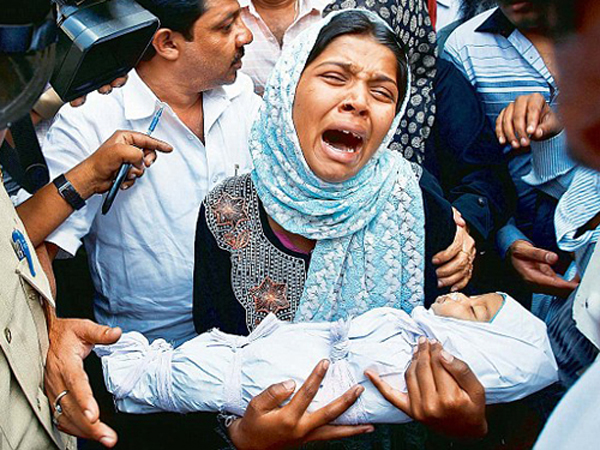 Bức ảnh người mẹ trẻ ôm xác bé Neha Afreen trên tay làm hàng triệu người rơi lệ.