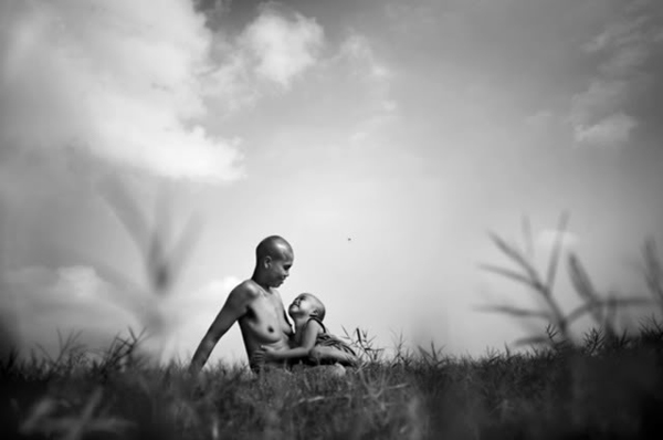 Khoảnh khắc yên bình cùng nắng gió của 'mẹ điên' Lê Thị Mùi và con trai dưới ống kính nhiếp ảnh gia nổi tiếng người Mỹ Justin Maxon.