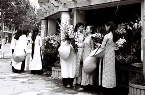 Thiếu nữ Hà Thành thướt tha trong tà áo dài đi mua hoa Tết.