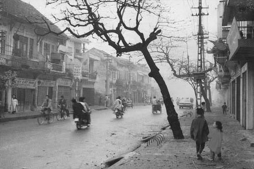 Cảnh thường thấy ở Hà Nội vào sáng ngày 1 Tết là đường phố vắng người, mưa bụi giăng trắng xóa, vỉa hè đầy xác pháo đỏ (trong hình dưới đây là phố Khâm Thiên).