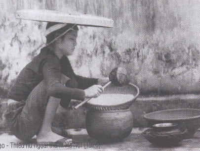 Thiếu nữ ngoại thành Hà Nội vo gạo.