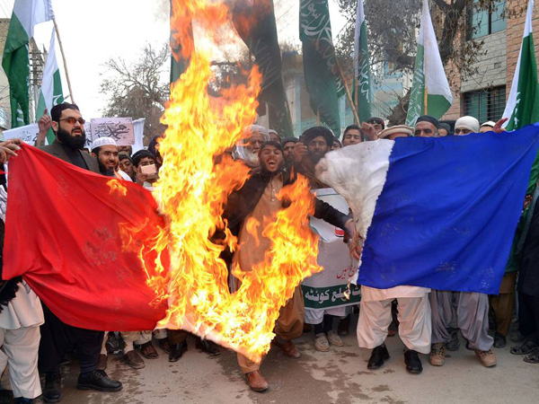Người Hồi giáo Pakistan đốt cháy cờ Pháp trong cuộc biểu tình ngày 22/01 nhằm phản đối việc Charlie Hebdo tiếp tục đăng tranh biếm họa nhà tiên tri Muhammad trên số báo mới nhất ra ngày 14/01.