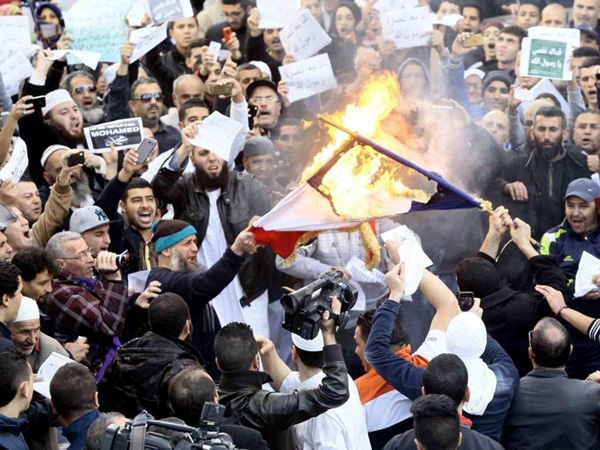 Những người biểu tình đã tiếp tục đốt cháy cờ Pháp để phản đối Charlie Hebdo.