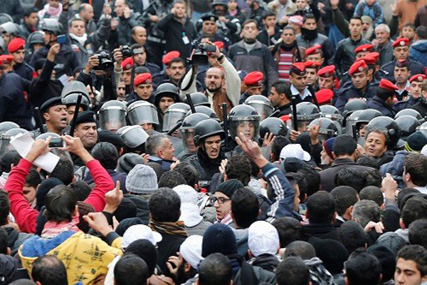 Người biểu tình từ Mặt trận Hành động Hồi giáo cùng những người khác chạy trốn lực lượng an ninh sau khi họ cố tiếp cận Đại sứ quán Pháp ở Amman, Jordan , trong cuộc biểu tình chống Charlie Hebdo.