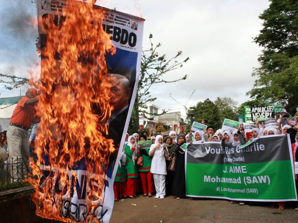 Người biểu tình đốt cháy một tấm poster với hình Thủ tướng Israel Benjamin Netanyahu trên trang bìa Charlie Hebdo.