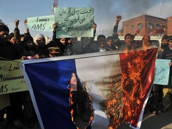 Những người Hồi giáo đốt cháy cờ Pháp trong cuộc biểu tình ở Lahore ngày18/01.