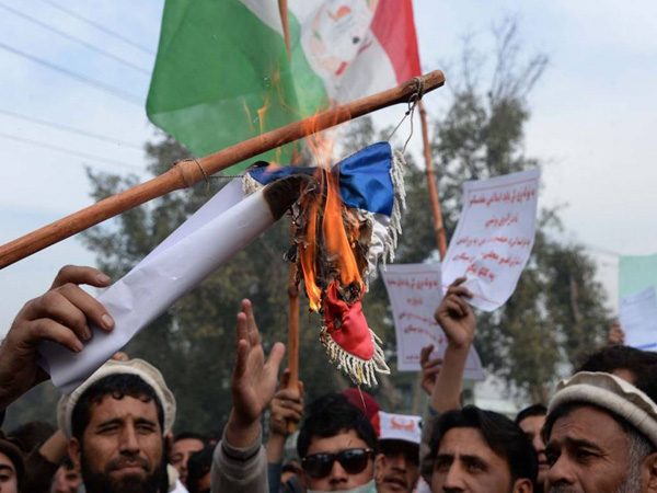 Cờ Pháp bị đốt trong cuộc biểu tình tại thành phố Jalalabad ngày 19/01.