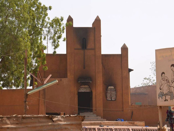Một nhà thờ Thiên Chúa giáo ở Thủ đô Niamey bị hư hại sau vụ phóng hỏa của những người biểu tình chống Charlie Hebdo.
