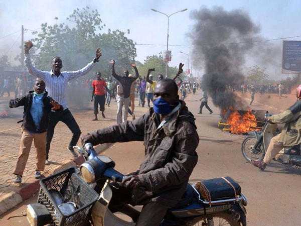 Đường phố Niamey hỗn loạn và ngập khói