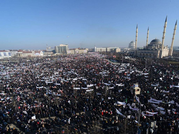 Hơn 1 triệu người tập trung tại Grozny (Cộng hòa Chechnya) để phản đối in hình châm biếm nhà tiên tri Muhammad trên tạp chí Charlie Hebdo.