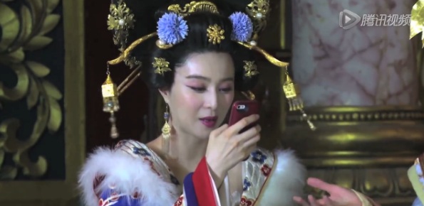 Trên phim trường 'nữ hoàng' họ Phạm thường sử dụng một chiếc iPhone 5S.