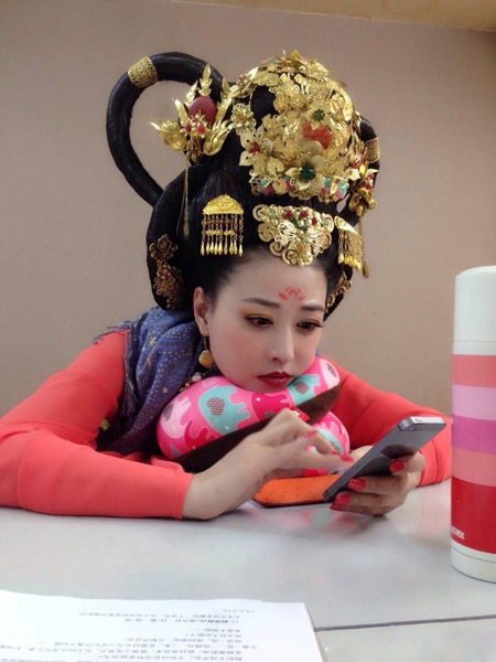 Phút giải lao của “Dương Thục phi” Châu Hải My cùng iPhone 5S, cô là một trong những người chăm chỉ cập nhật ảnh hậu trường nhất đoàn phim.