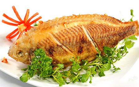 Cá: Một số loại cá nếu ăn nhiều sẽ có khả năng giảm đau rất tốt như cá trích, cá thu, cá ngừ, cá hồi, cá mòi.