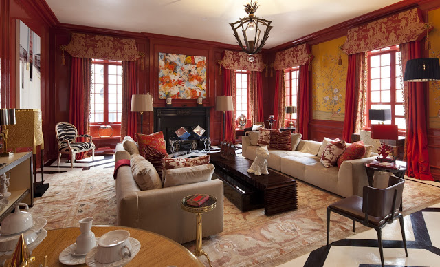 Trang trí phòng khách đón Tết với gam màu rực rỡ làm Xuân tươi vui hơn.