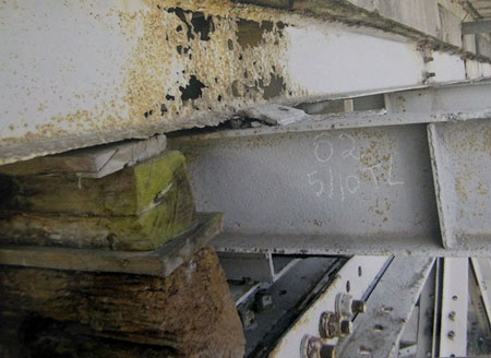 Nhiều kết cấu thép trên cầu hư hỏng, han gỉ, có nhiều đoạn được chèn tạm bằng gỗ.