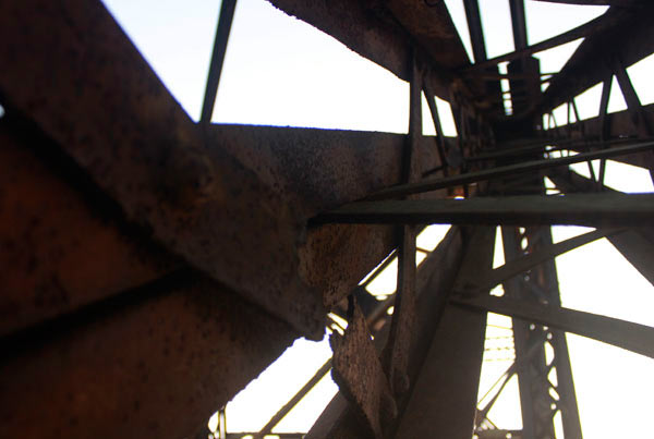 Nhiều phần thanh thép ở vòm cầu bị đứt gãy.