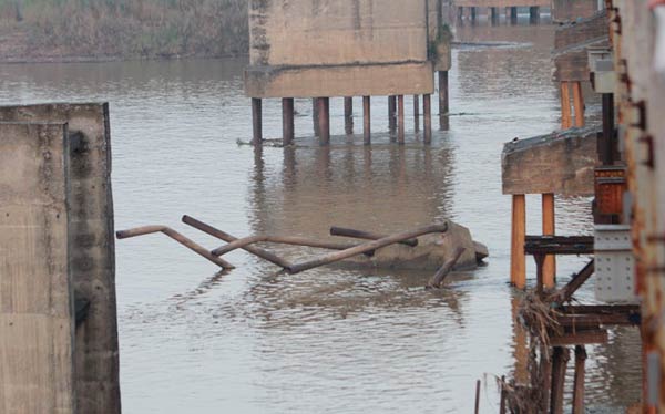 Tháng 7/2009, một chiếc tàu chở cát đâm vào trụ chống va đập tại chân cầu Long Biên. Hiện tại trụ này vẫn nằm chỏng trơ trên mép nước, trở thành nỗi lo tiềm tàng cho thuyền bè qua lại và an toàn của trụ cầu.