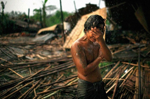 một chàng trai ôm mặt khóc nức nở giữa đống hoang tàn tại Rangyoon, thành phố lớn nhất Myanmar sau khi cơn siêu cuồng phong Nargis quét qua vào tháng 5/2008.