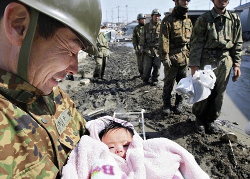 Một bé gái 4 tháng tuổi quấn trong khăn hồng đã được cứu sống một cách kỳ diệu giữa đống đổ nát bởi nhóm lính cứu hộ sau 4 ngày mất tích vì sóng thần ở Nhật Bản năm 2011.