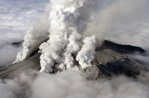 Ngọn núi lửa Ontake ở miền trung Nhật Bản bất ngờ phun trào vào trưa 27/9/2014, khiến ít nhất 31 người chết và khoảng 250 người bị mắc kẹt.