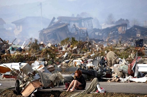 Một cô gái ngồi than khóc giữa đống đổ nát ở tỉnh Natori, Nhật Bản sau khi thảm họa kép động đất – sóng thần xảy ra ở quốc gia này vào tháng 3/2011.