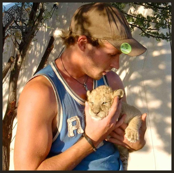 3 năm trước, Valentin Gruener, nhà bảo vệ động vật mang quốc tịch Đức, phát hiện một con sư tử nhỏ lạc đàn trong một sa mạc ở Botswana.