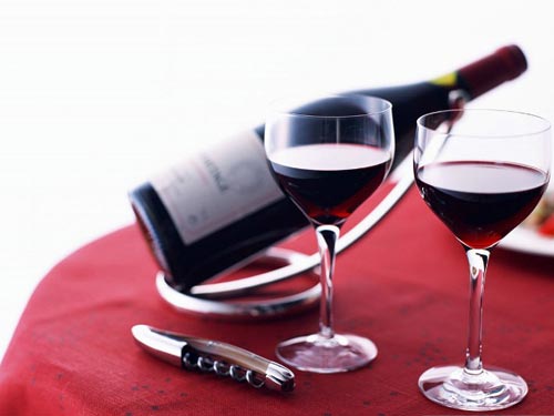 Rượu vang đỏ: uống một chút rượu vang đỏ mỗi ngày rất tốt cho hệ tim mạch, đông thời có thể ngăn ngừa các bệnh ung thư gan, ung thư vú và ung thư dạ dày.
