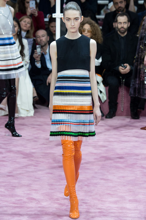 Trong BST cao cấp mùa xuân 2015 vừa được tung ra, Christian Dior đã mang tới hàng loạt thiết kế từ nhựa.