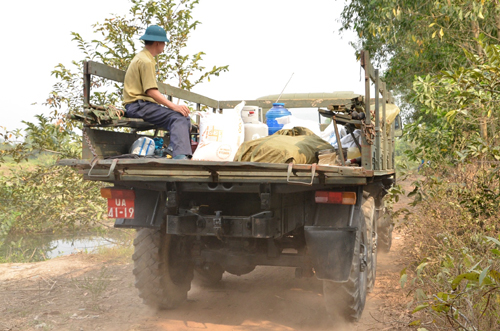 Xe quân sự chuyển các trang thiết bị vào để dựng doanh trại ngay tại hiện trường, phục vụ cho công tác tìm kiếm.