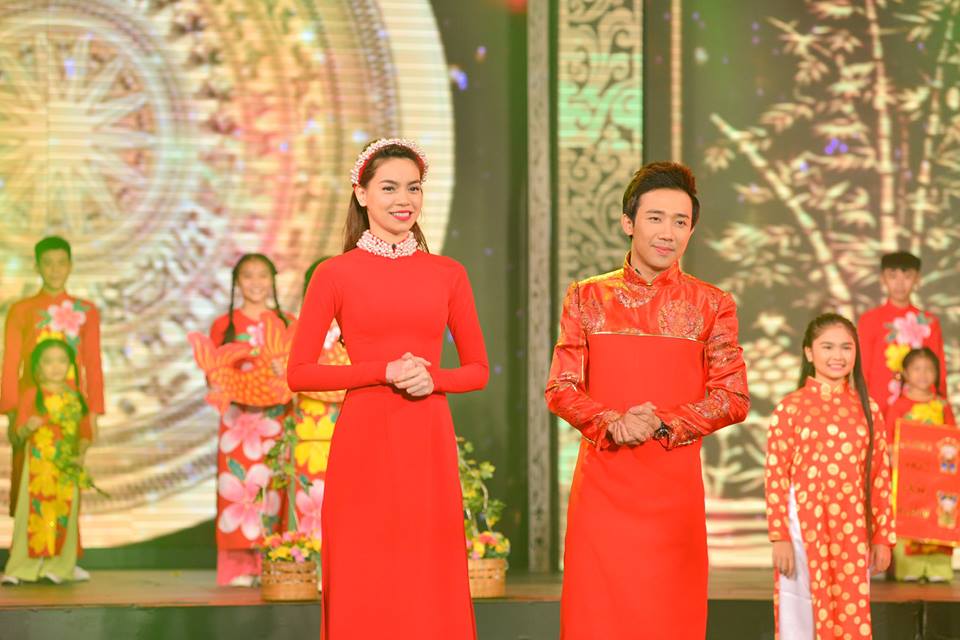 Hà Hồ và Trấn Thành thành bộ đôi đẹp trên sân khấu chương trình ca nhạc chào xuân 2015.