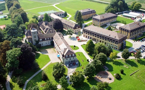 Học viện Le Rosey tọa lạc gần thị trấn Rolle, Thụy Sĩ còn được gọi là 'Trường của vua chúa'. Ngôi trường được thành lập từ năm 1880 và thu hút nhiều học sinh xuất thân quyền quý và giàu có.