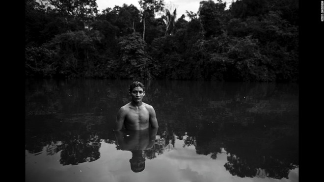 Sau mỗi ngày lao động mệt mỏi, người trong bộ lạc lại ra sông gần làng Guaja, Alto Turacu để tắm.