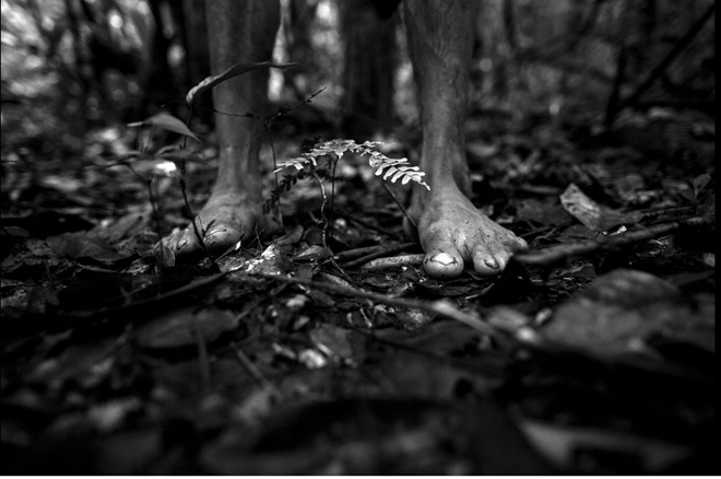 Người trong bộ tộc thường đi chân trần trên những địa hình hiểm.