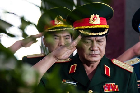 Thượng tướng Nguyễn Thành Cung - Thứ trưởng Bộ Quốc phòng - viếng các chiến sĩ hy sinh.