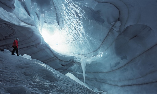 Động băng ở Skaftafell, Iceland: Đây là hang động nằm trong công viên quốc gia Skaftafell, nổi tiếng với vẻ đẹp kỳ ảo, lộng lẫy và tráng lệ của những khối pha lê bên trong.